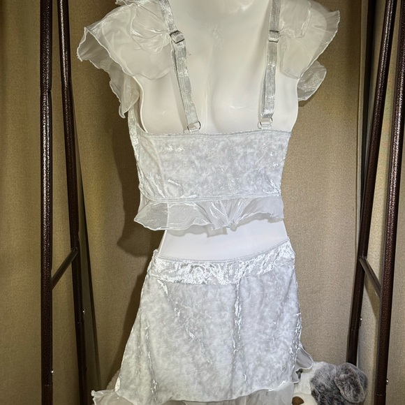 Elegant White Ruffled Bikini Set - Picture 3 of 5